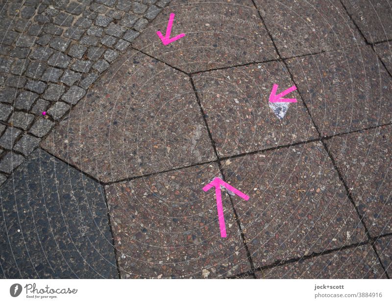 Three pink arrows show their direction Arrow Sidewalk Paving tiles Signs and labeling Direction Lanes & trails Road marking Trend-setting Structures and shapes