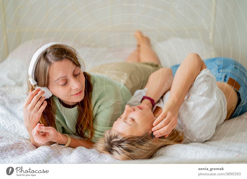 Two women listening to music Music Listen to music Headphones Lifestyle Relaxation Entertainment electronics Joy Adults To enjoy relax Leisure and hobbies