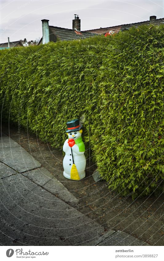 Snowman in the driveway decoration Decoration pavement Highway ramp (entrance) Garage garage entrance Hedge thuja thuja jacket Neighbor neighbourhood dwell