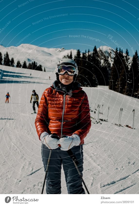 Skifahrerin in Ratschings Südtirol südtirol skifahren wintersport berge schnee alpen frau helm wald landschaft grün grau kälte italien urlaub piste skigebiet