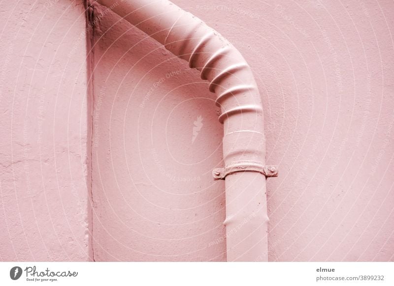 She had heard that tone in tone was the order of the day and so she implemented the fashion trend when painting the façade and gutter downpipe / pink Pink