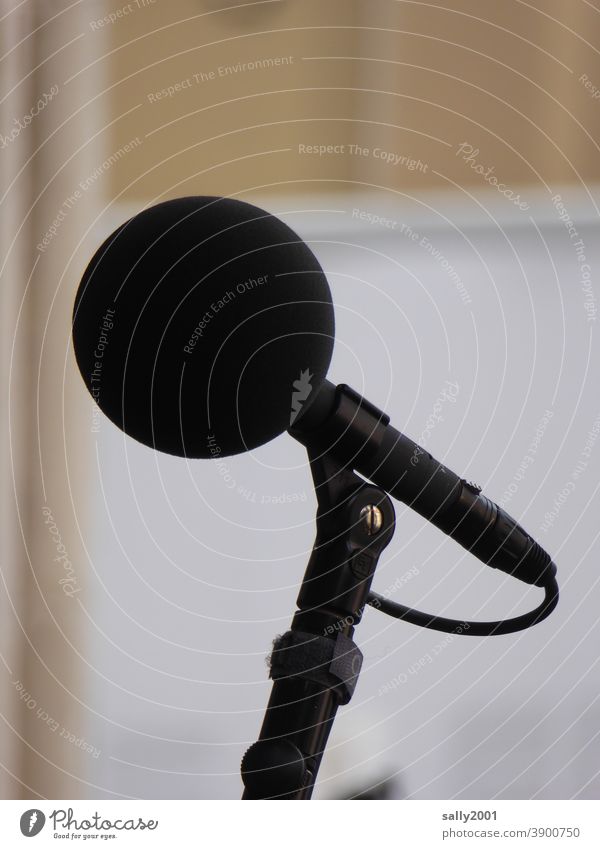 clear throat... Microphone omnidirectional microphone Entertainment electronics Outdoor festival To talk Round Black Communicate Live Loud Volume