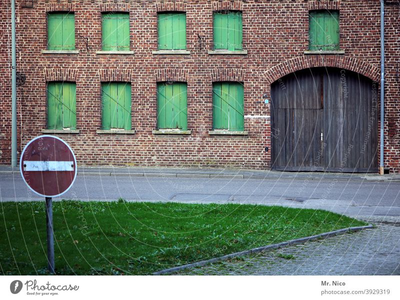 quiet area Village Farm Facade Goal Wall (barrier) Architecture Building House (Residential Structure) Window Street Old Loneliness Calm Green Wooden gate