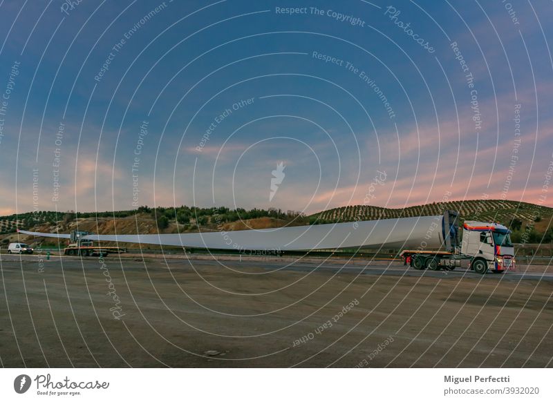 Special transport of blades for wind turbines, truck transporting a wind turbine blade that due to its large size requires a special adapted semi-trailer and accompanying vehicles (or galibos) for safety to warn other users of the danger on the road.