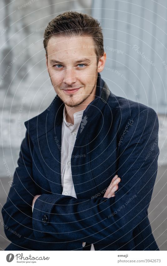 young man, business, outdoor masculine more adult Cool (slang) Upper body arms folded Young man Man Friendliness Smiling Positive Impish Looking into the camera