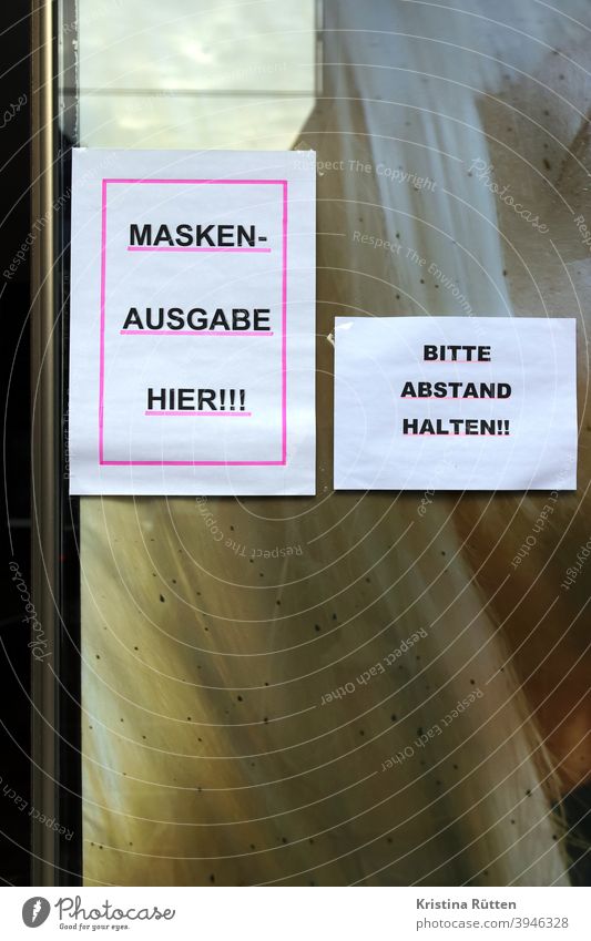 note on pharmacy window: mask dispensing here and please keep your distance MASK OUT Masks Expenditure ffp2 ffp2 mask Face mask mns Distribution Free-of-charge