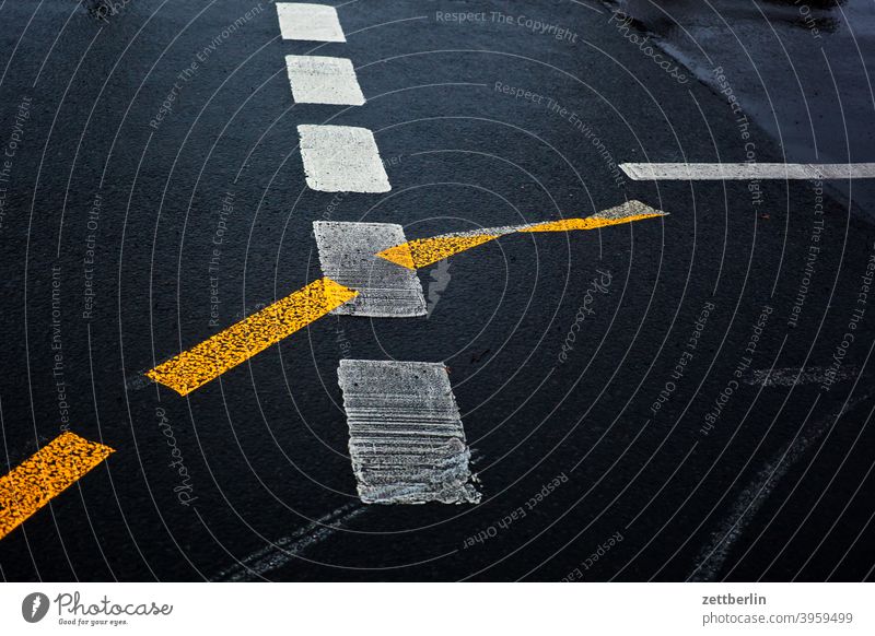 Road markings Turn off Asphalt Corner Lane markings Cycle path Clue edge Curve Line Left navi Navigation Orientation Arrow Wheel cyclists cycle path Right