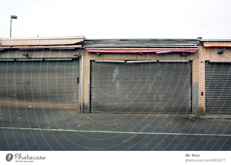 dead I the shop is closed Goal Storage Warehouse Depot Building Wholesale market fresh market Trade Type of market Entrance Way out Closed Gloomy Market stall