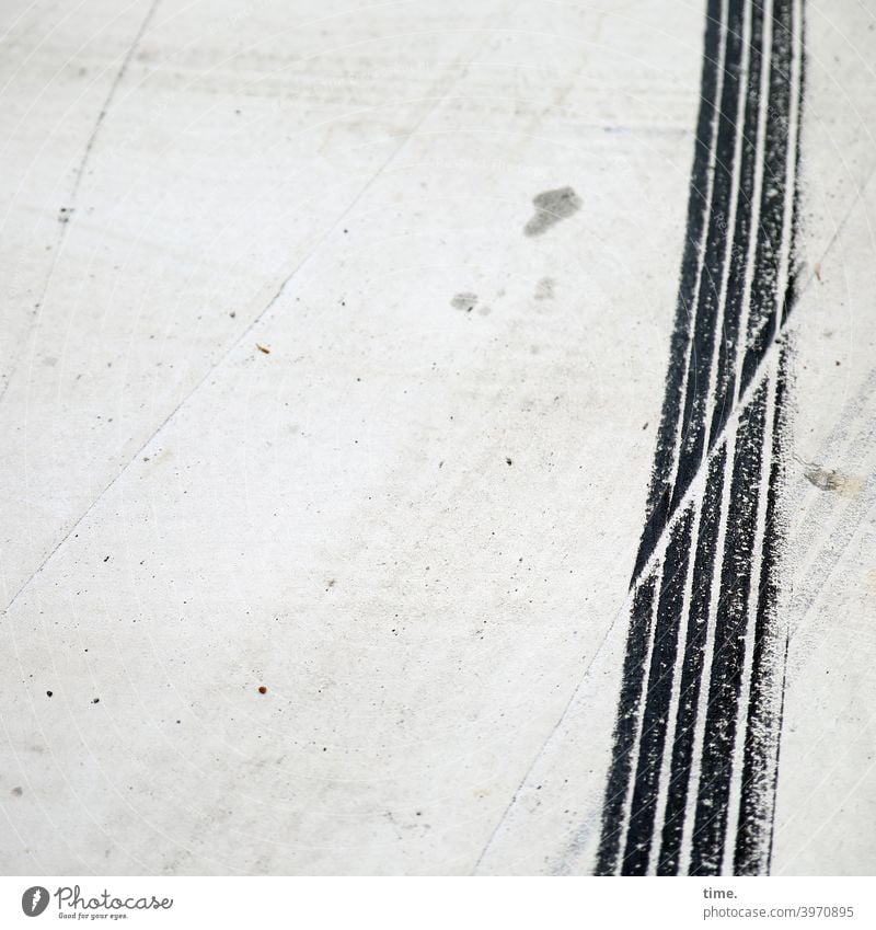 but now quickly ... tyre track Force urban Transport Street Motoring Skid marks Bird's-eye view Deep depth of field Copy Space left Deserted Exterior shot