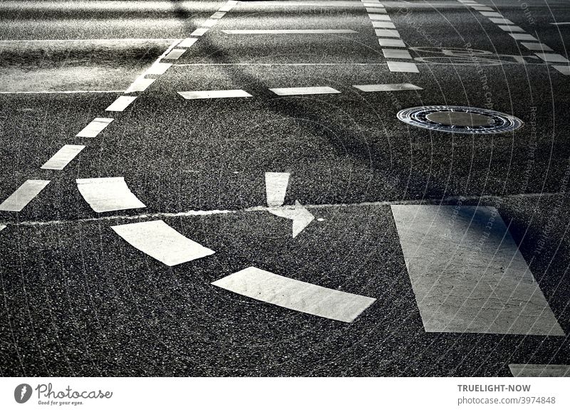 Better pay attention, don't think about the seemingly clear lane markings: cycling can be very dangerous indeed Lane markings Cycle path cross Turn off Cycling