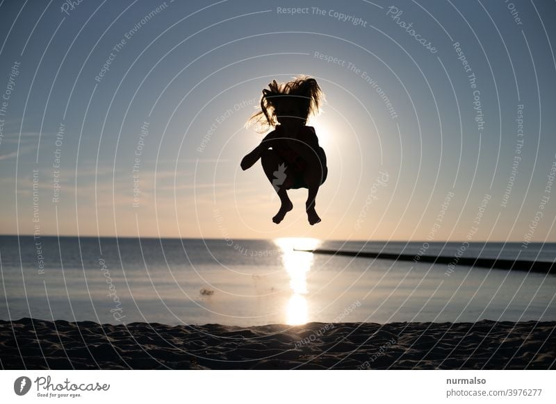 Yipiyäh Strand sonne sonnenuntergang sand kind springen fliegen leicht freude urlaub leichtigkeit freiheit sommer ostsee ausflog natur abend salzwasser haar