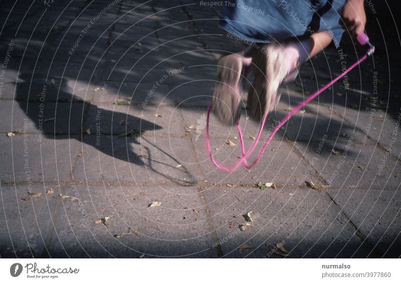 Jump Springen kind seilspringen freizeit sport mädchen springseil spass draussen bewegung schatten figur fliegen gesund kindergarten sportunterricht