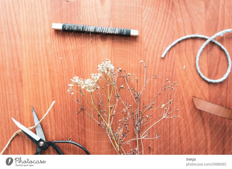 dried flowers, scissors and string on a wooden table Dried flower Claw String Wire Decoration Feasts & Celebrations Gift Sustainability Environment Birthday