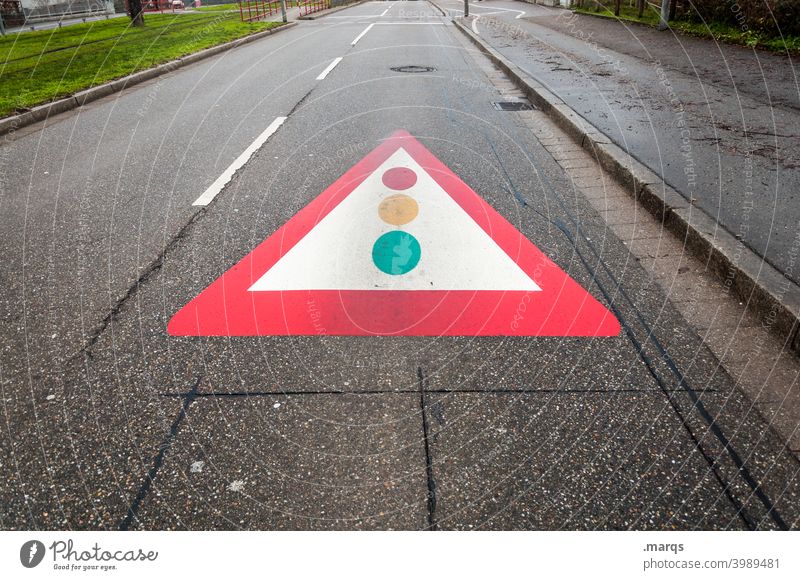 traffic light Lane markings Street symbol road markings Road sign Traffic lane Transport Traffic infrastructure Clue Signs and labeling Traffic light Asphalt