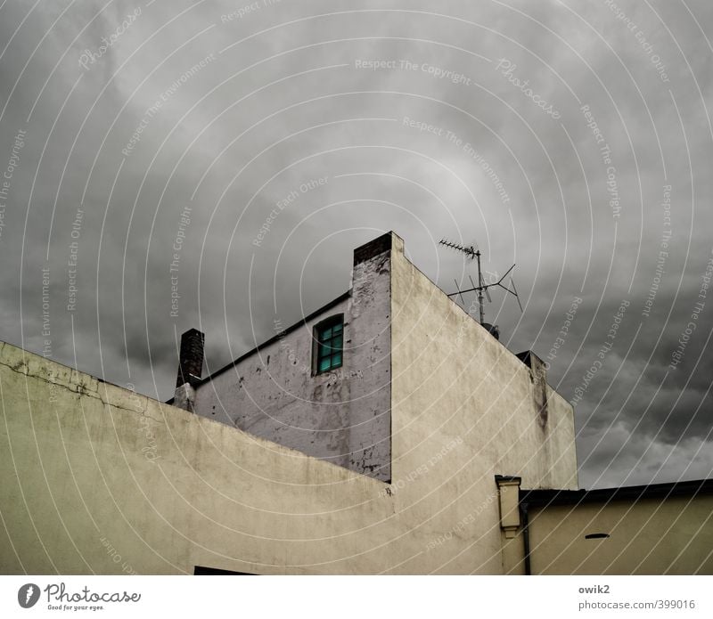 radio tower Sky Clouds Climate Weather Bad weather House (Residential Structure) Wall (barrier) Wall (building) Facade Window Eaves Chimney Antenna Threat Dark