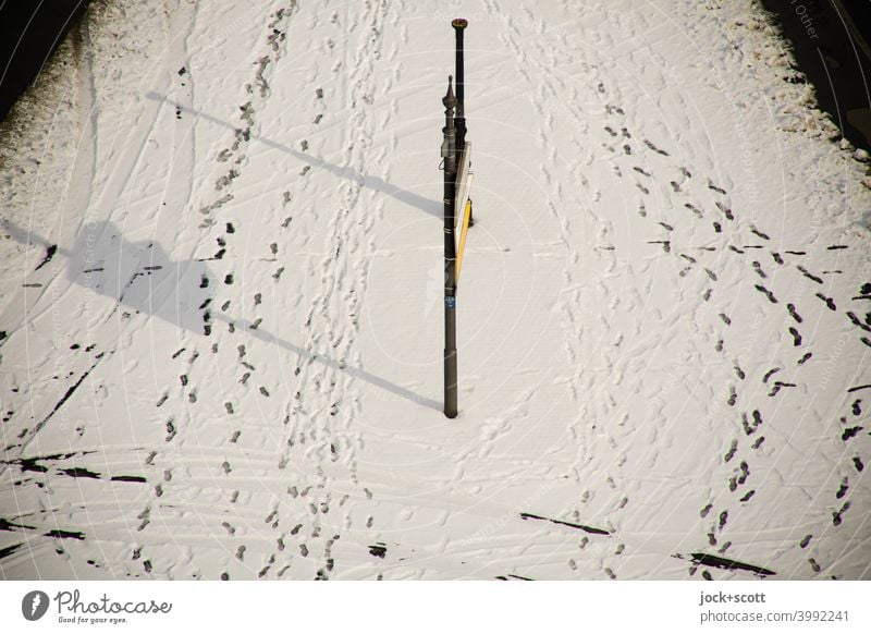 Tracks in the snow on the Straße des 17. Juni Snow Winter Skid marks Snow layer Footprint Bird's-eye view Snow track Lanes & trails Signs and labeling Sidewalk