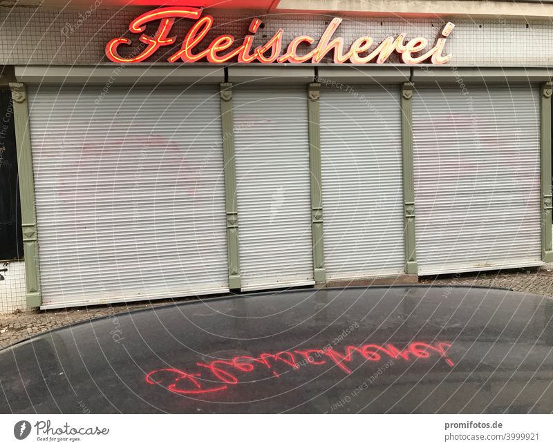 Closed shop with reflection butcher shop on car roof. Exterior shot. Panoramic view. Photo: Alexander Hauk Landscape format Colour photo Exterior shots Load