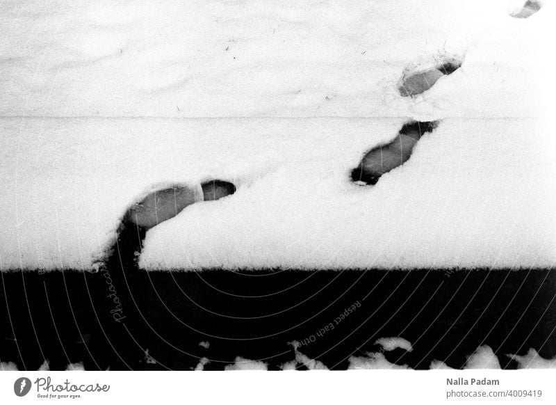 Footprints in the snow Analog Analogue photo Black & white photo black-and-white trace Snow White footprint Winter abyss End Wall (barrier) step Cold