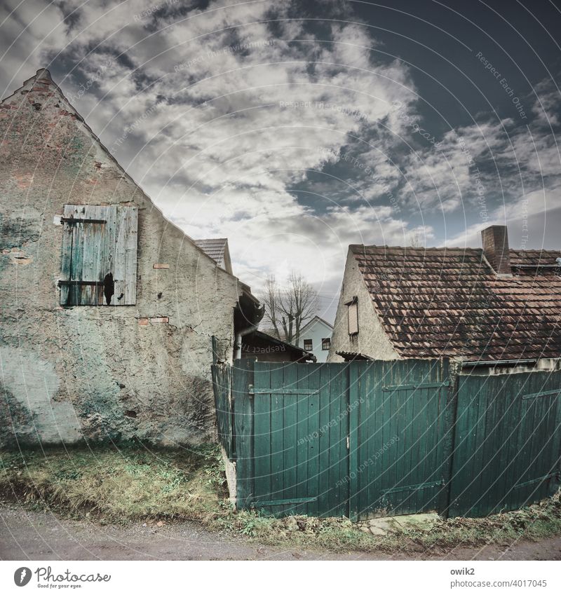 Outcome open Trashy run-down Broken Gloomy Roof Chimney Flake off Change Structures and shapes Tracks Ripe for demolition Uninhabitable Crack & Rip & Tear