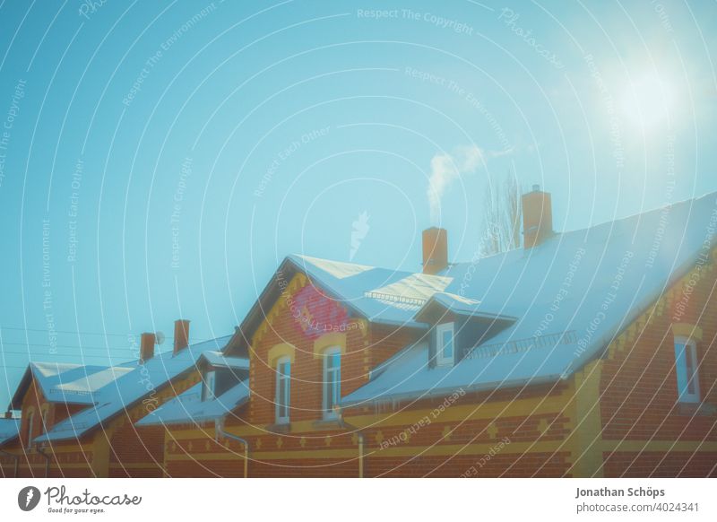 Fassade Backsteinhaus mit Schnee auf dem Dach im Winter bei Sonne Architektur Backsteinhaussiedlung Gebäude Haus Himmel Idylle Jahreszeit Miete Panorama