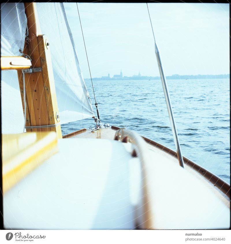 HST vorraus Strahlsund segeln segelboot segelsport jollen ostsee meer rügen hansestadt siluette kirchturm urlaub sommer freiheit wind reeling vorschiff mast