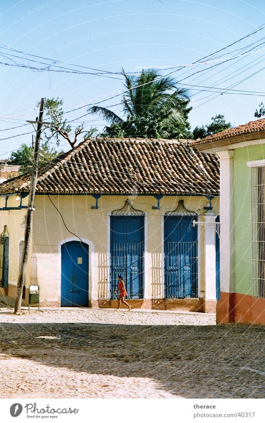 Girl in Trinidad Trinidade Colonial style Cuba Human being House (Residential Structure) Beautiful weather Sun Cable Walking Decline Old Dictatorship Straw hat