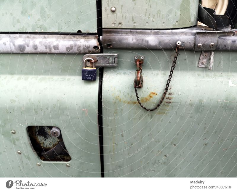 Padlock on the door of an old green Land Rover Defender in Atzbach near Wetzlar on the river Lahn country rover more defensive Offroad Offroad vehicle Old