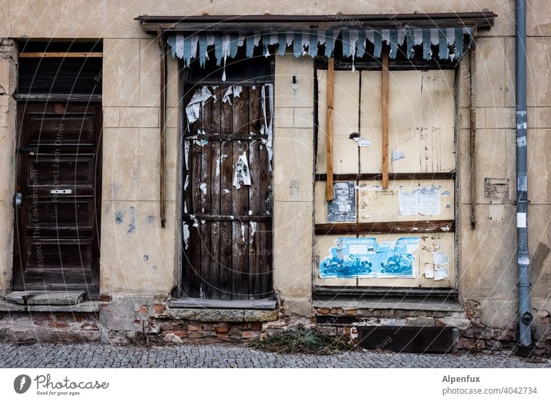 no dancing here today ! Vacancy Store premises Insolvency Closed Shop window bankrupt Trade broke business forsake sb./sth. corona Empty Retail sector Crisis