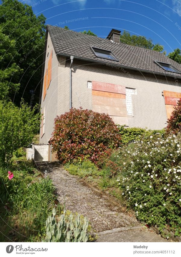 Energetic renovation of a small home with pointed gable and lush garden on a slope in sunshine in Oerlinghausen on Hermannsweg in the Teutoburg Forest in East Westphalia-Lippe