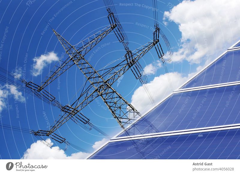 Umweltfreundliche Stromerzeugung durch Solarenergie strom strommast solar solaranlage photovoltaik dach hausdach panels kraft elektrizität sonne