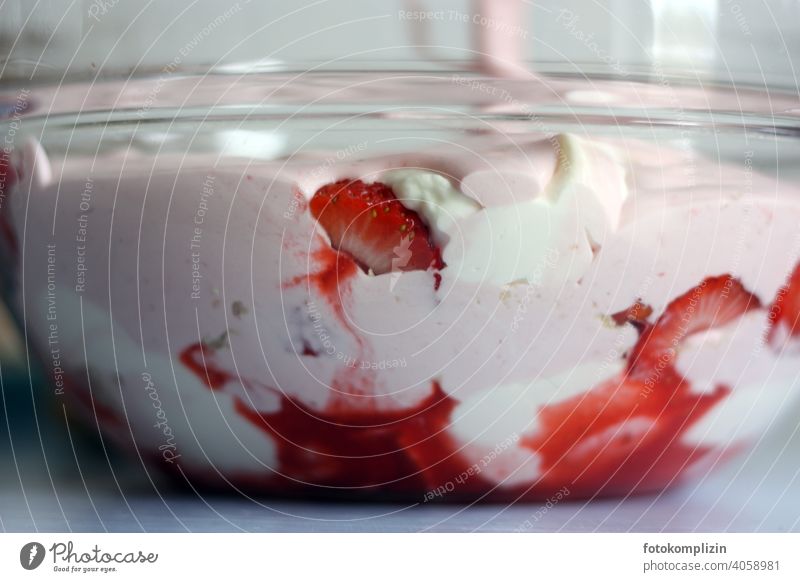 Glass bowl with cottage cheese, yogurt, cream and strawberries Skimmed milk Quark Cream Strawberry Dessert Delicious White Fresh cute Fruit Food Nutrition