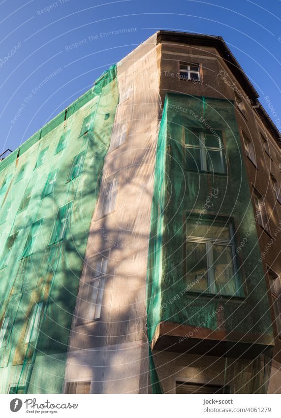 Facade net to keep out dirt, dust and small parts facade network Protection Architecture Redecorate safety net Green Redevelop Downtown Berlin Construction site