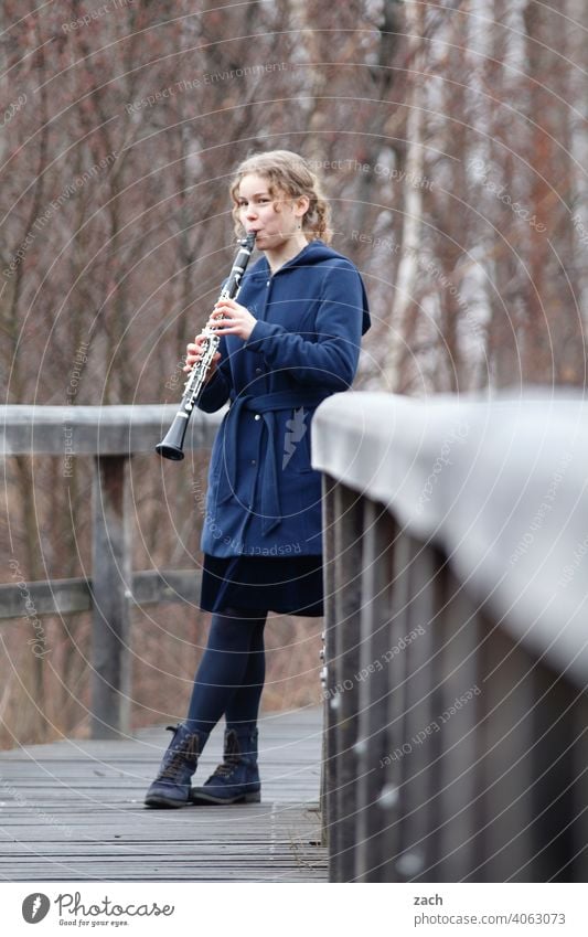 Morning tune Woman Girl Young woman Music Musician Musicians & Bands & Composers Musical instrument Make music Clarinet Clarinettist Clarinetist Sound