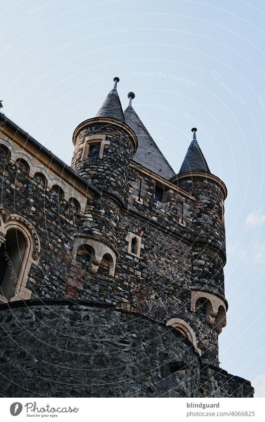 Medieval architecture Lock castle Wall (barrier) Tower Oriel Facade rampart Castle Exterior shot Sky Monument Landmark Tourist Attraction Historic Architecture