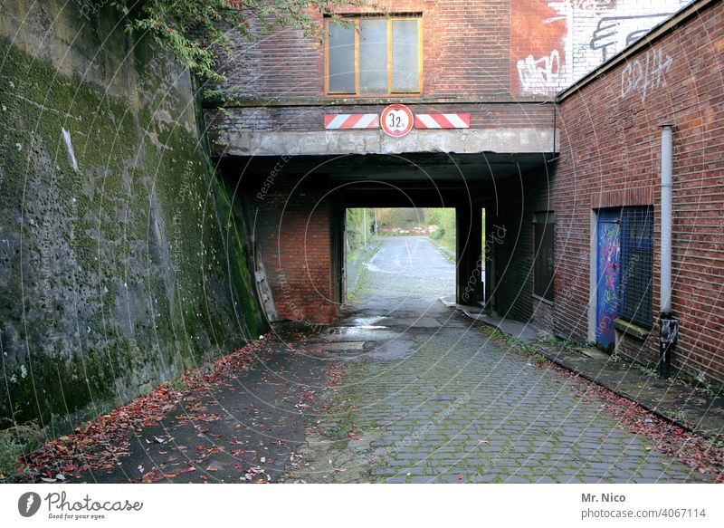 Observe clearance height ! Building Lanes & trails Street Paving stone Cobbled pathway Cobblestones No through road passage vertical clearance maximum height