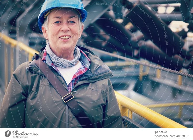 vornamen | wilhelma Baustelle Schutzhelm Helm blau Blauhelm Frau Spreewald lachen fröhlich lächeln Arbeit Portrait