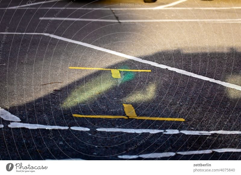 Parking lot against weekly market Asphalt Corner Lane markings Clue edge Curve Line Left navi Navigation Orientation Right Direction Street tip off Road marking