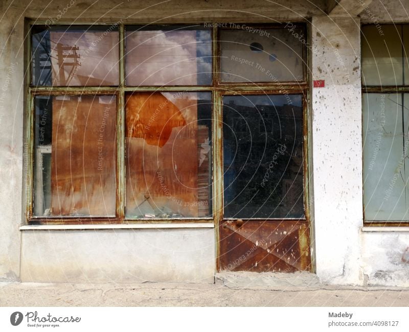 Run-down and empty shop in Adapazari in the province of Sakarya in Turkey Load Shop window door Vacancy run-down forsake sb./sth. dilapidated Ghetto Focal point