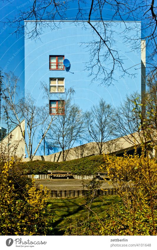 Blue house in front of blue sky Evening Architecture Berlin Office city Germany Twilight Worm's-eye view Capital city House (Residential Structure) Sky