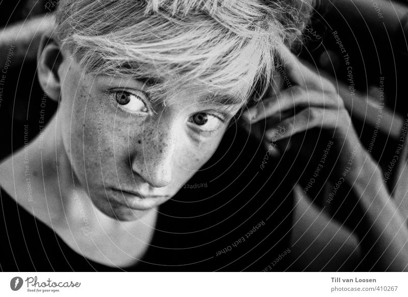 Jan Air Human being Masculine Face 1 13 - 18 years Child Youth (Young adults) T-shirt Hair and hairstyles Blonde Dream Sadness Gray Black White Curiosity