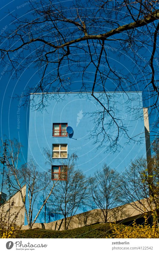 Blue house in front of blue sky Evening Architecture Berlin Office city Germany Twilight Worm's-eye view Capital city House (Residential Structure) Sky