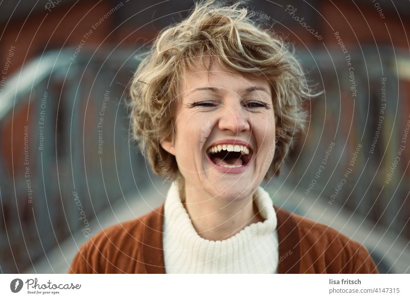 and the sun rises Woman Blonde 30 years old Curl Short-haired Short haircut wisps Fresh Healthy Happiness Contentment muck about Joy Laughter Teeth Brown