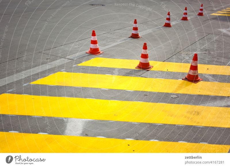 Pylons with yellow stripes Asphalt Corner Lane markings Clue edge Skittle Curve Line Left navi Navigation Orientation Arrow cycle path Right Direction Street