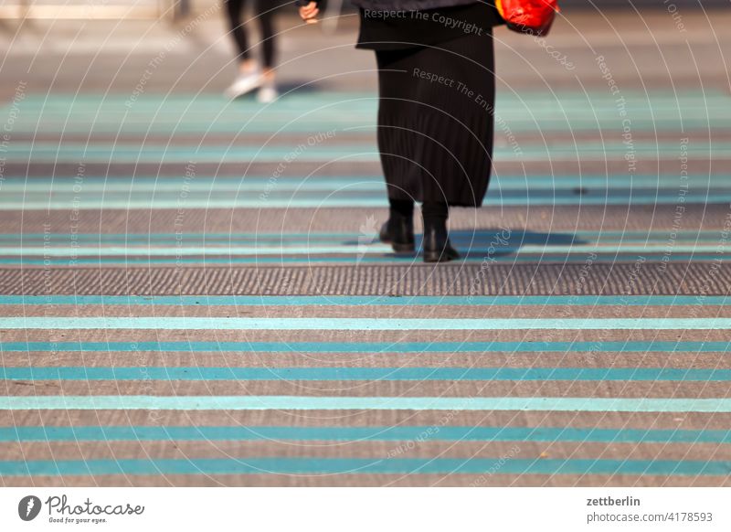 Colored crosswalk Asphalt Corner Lane markings Pedestrian Pedestrian crossing Clue Line Left navi Navigation Orientation Arrow Right Direction Street Stripe tip