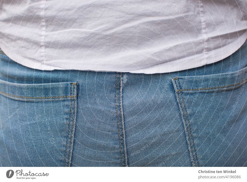 Back view of a young woman in light blue jeans and white blouse. Detail view. bottom Blouse Rear view Jeanspo Adults 1 Woman Youth (Young adults) Young woman