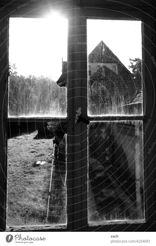 Window to the courtyard House (Residential Structure) Window pane Old Broken lost places Ruin Ruins forsake sb./sth. Transience Decline Change Derelict Past