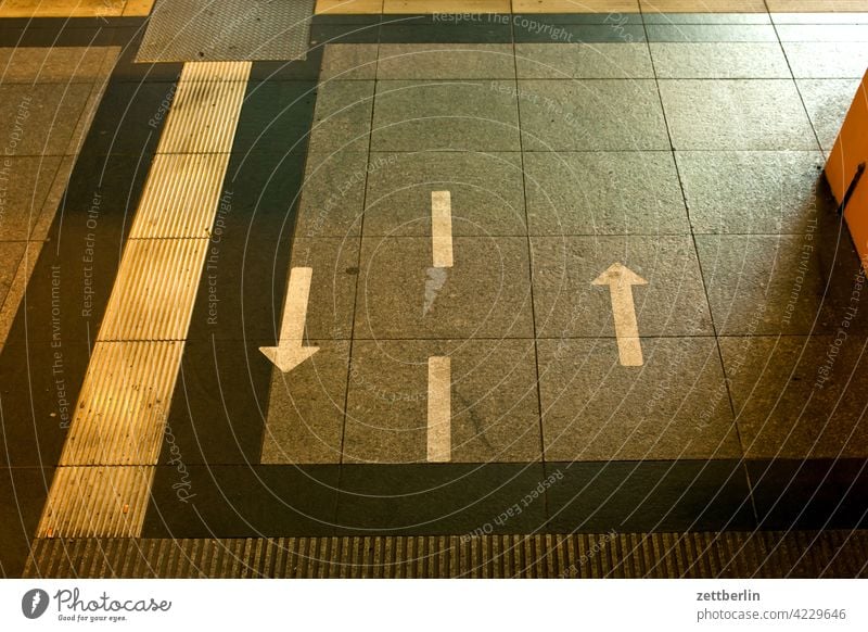 Arrows forward and back Turn off Asphalt Corner Lane markings Clue edge Curve Line Left navi Navigation Orientation Right Direction Street tip Road marking