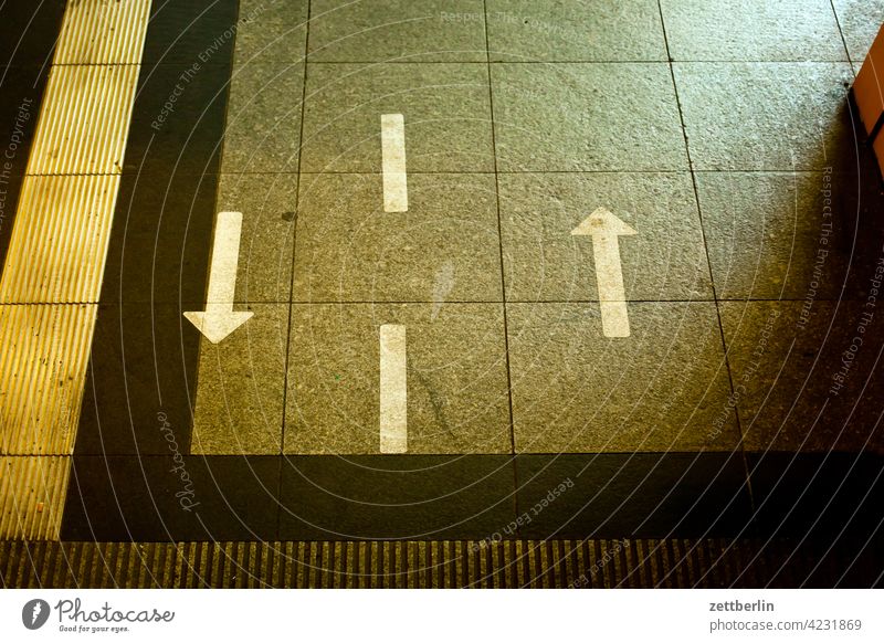 two-way traffic Turn off Asphalt Highway Corner Lane markings Bicycle Cycle path Clue edge Curve Line Left navi Navigation Orientation Arrow Wheel cyclists