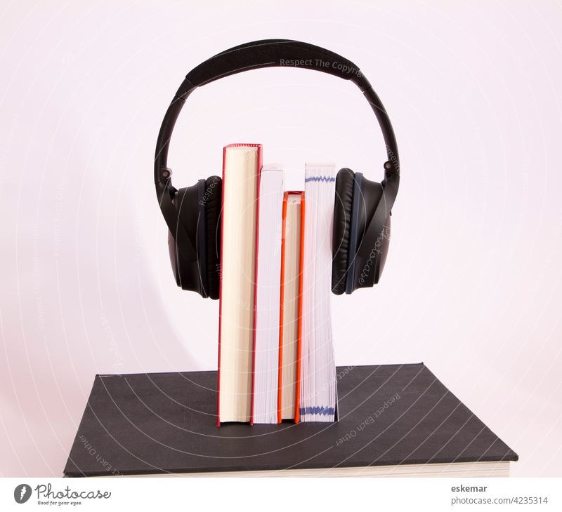 Hörbücher Buch Hörbuch Literatur lesen hören Ohrhörer Kopfhörer Textfeiraum Audio Hörspiel rot weiß weisser Hintergrund akustisch niemand menschenleer Platz für