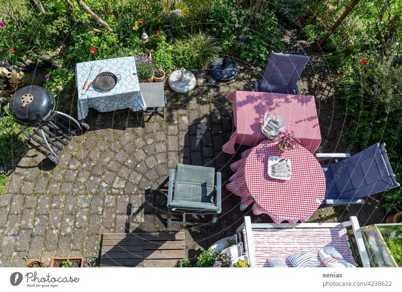 Anticipation grows: terrace with tables, seating and a kettle grill is prepared for invited guests Terrace Barbecue (apparatus) Table Chair Garden grill pan